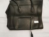 un sac à main en cuir noir muni de fermetures éclair et d'une étiquette