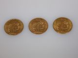 trois pièces d'or, dont l'une représente la tête d'une femme et une autre celle d'une