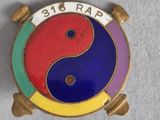 une photo d'une épingle sur laquelle figure le symbole du yin