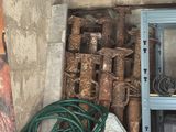 une photo d'un tas de vieilleries dans un garage