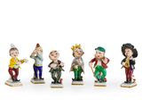 cinq figurines représentant des personnes vêtues de tenues et coiffées de chapeaux différents