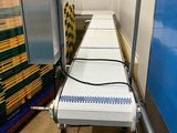 une image d'une bande transporteuse dans une usine