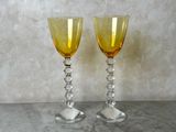 deux verres à vin posés sur une table