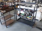 un bureau surmonté d'un ordinateur dans une pièce