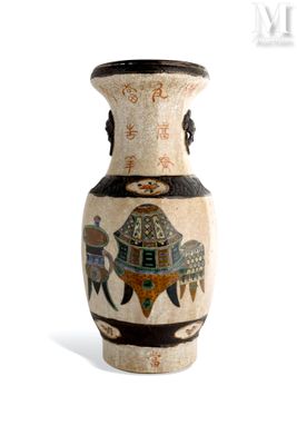 CHINE, Nankin Vase en porcelaine émaillé beige à décor polyc…
