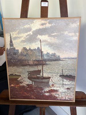 un tableau posé sur un chevalet représentant des bateaux sur l'eau