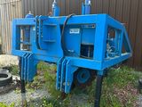 une machine bleue qui est posée dans l'herbe