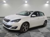 la voiture blanche est garée sur un carrelage à carreaux