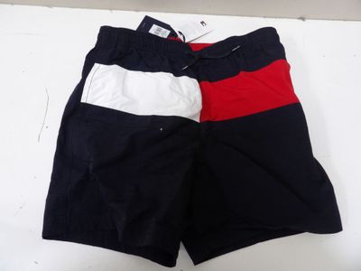 deux paires de shorts noirs et blancs à rayures rouges, blanches et bleues