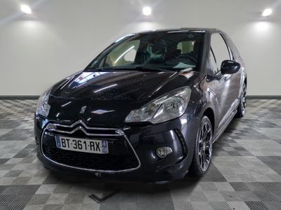 la photo d'une voiture noire garée dans un garage