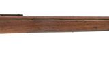 un vieux fusil avec un canon en bois sur fond blanc