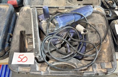 une boîte avec un tas d'outils à l'intérieur
