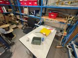 une table placée au milieu d'une pièce