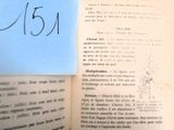 une feuille de papier posée sur un livre ouvert
