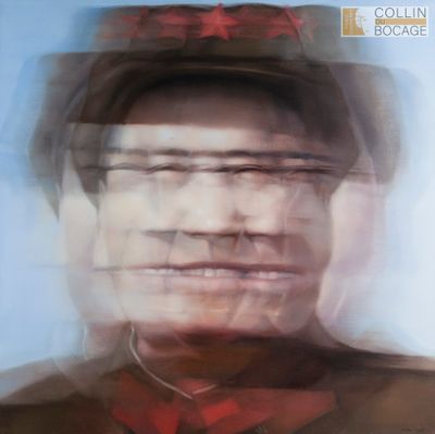 photo floue d'un homme portant un chapeau et une cravate rouge