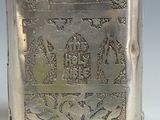 une boîte en argent ornée d'un motif