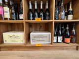 de nombreuses bouteilles de vin sur les étagères du magasin