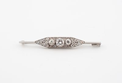 une broche ancienne à trois diamants