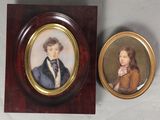 deux portraits miniatures représentant un garçon et une fille, posés sur une table