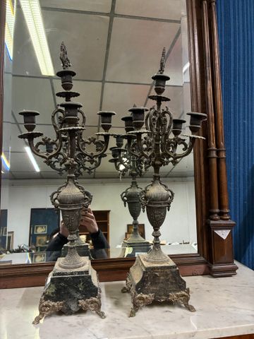 Paire de candélabres à 5 bras de lumière en régule, pieds marbre ...