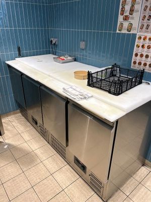 un plan de travail surmonté d'un panier, dans une cuisine