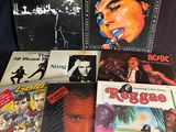 beaucoup de CD de musique sur la table