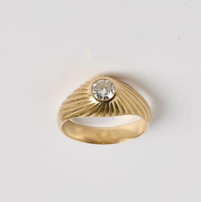 l'image d'une bague en or surmontée d'un diamant