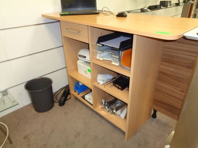 un bureau sur lequel est posé un ordinateur portable dans une pièce