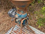 une machine rouillée abandonnée au milieu d'un champ