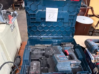 une boîte à outils bleue contenant des outils, posée sur une table