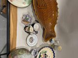 beaucoup d'assiettes et un poisson sur une table