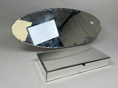 un miroir posé sur une boîte