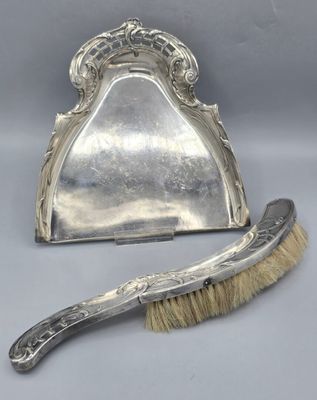 Ramasse-miette et sa balayette en métal argenté de style Art Nouveau.