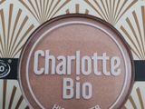 Enlumineur Charlotte Bie dans une boîte posée sur une table