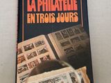 un livre posé sur une table, à côté d'une loupe
