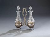 paire de vases anciens en argent et en verre, posés sur un socle, sur fond gris