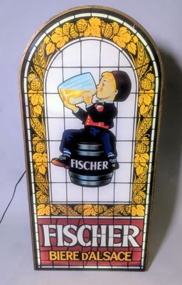 une image représentant une enseigne de bière sur laquelle figure un homme assis sur un tonneau