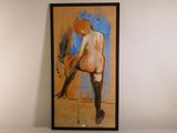 un tableau sur le mur d'une pièce avec un tableau sur le mur