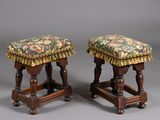 deux tabourets en bois surmontés d'un coussin rembourré à motifs floraux