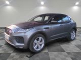 Le nouveau SUV Jaguar Pace est exposé dans le showroom.