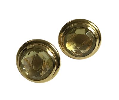 paire de boucles d'oreilles dorées ornées d'une pierre facettée