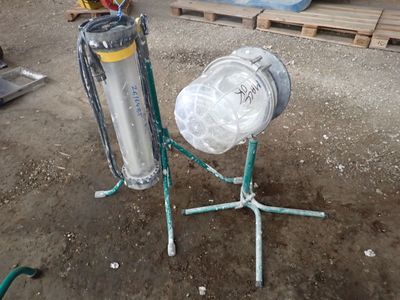 un objet métallique posé sur un socle dans la terre
