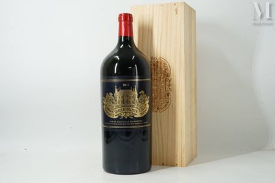 une bouteille de vin posée à côté d'une caisse en bois