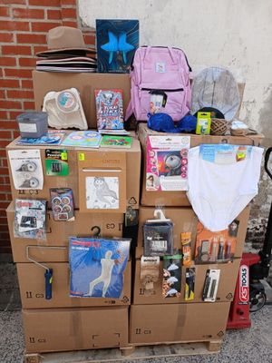 une pile de cartons posée sur une palette