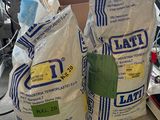 deux sacs de farine posés sur une table