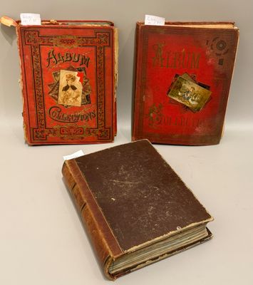 deux vieux livres posés sur une table l'un à côté de l'autre