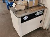 de nombreuses boîtes empilées les unes sur les autres au-dessus d'une machine