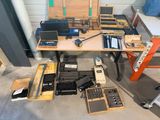 de nombreux appareils électroniques posés sur une table dans une pièce