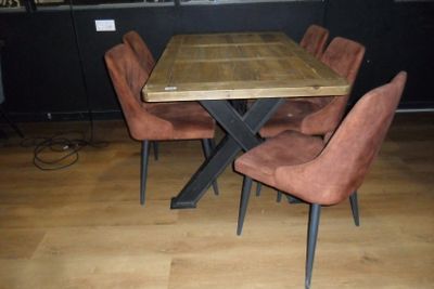 une table en bois entourée de chaises dans une pièce