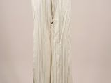 un pantalon rayé blanc et noir sur un mannequin, un mannequin, un mannequin, un mannequin, un mannequin, un mannequin, un mannequin, un mannequin